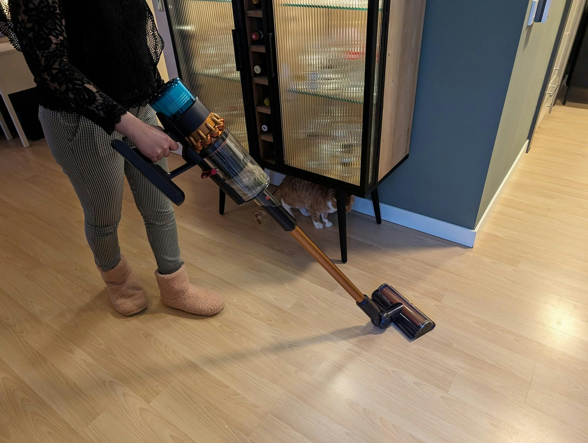 De stofzuiger met de vloerzuigmond met antiklitborstel.