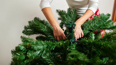Kunstkerstboom schoonmaken: zo heb je langer plezier van je net-echt boom