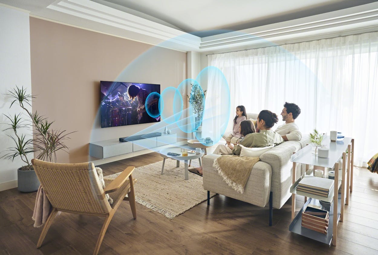 Gezin kijkt televisie met geluid van Sony-soundbar