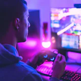 Man is aan het gamen