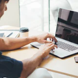 Beeld voor Bitdefender: man met laptop en smartphone