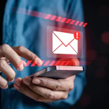 Beeld voor Bitdefender: man met smartphone en email-phishing-warning