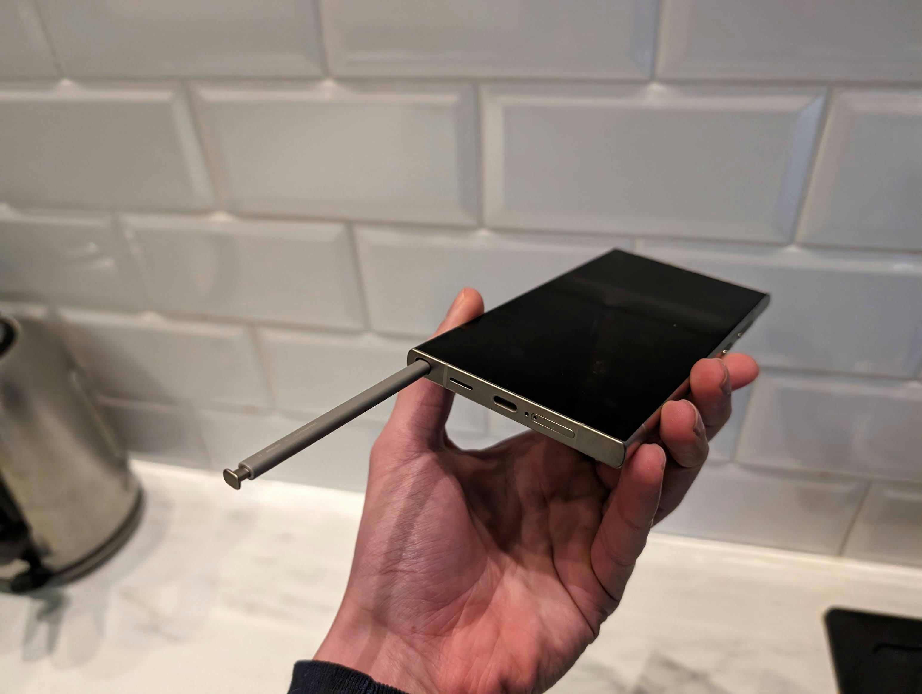 Bij de S24 Ultra hoort een uitneembaar pennetje, ook wel stylus geheten.