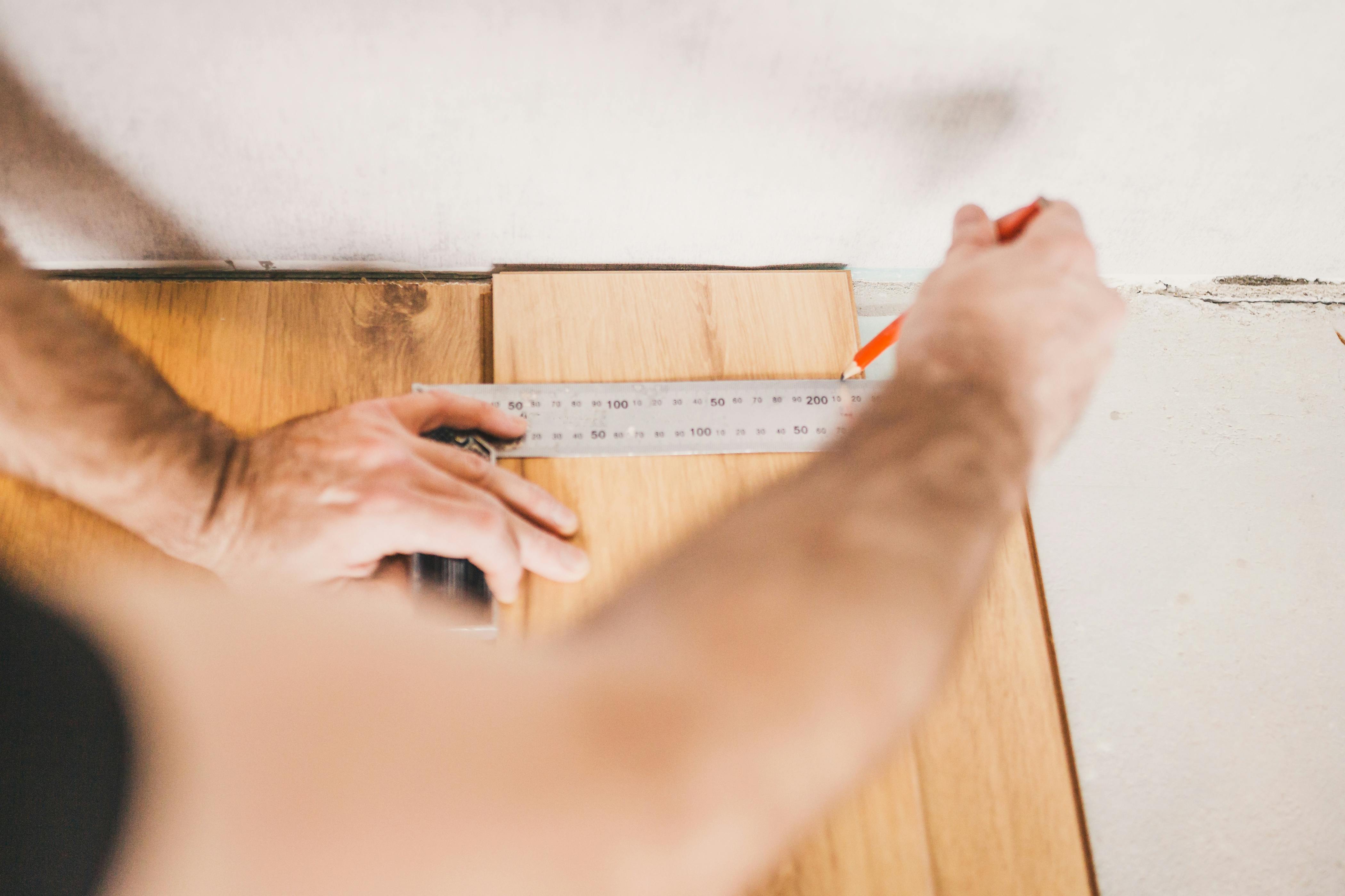 Man zaagt vloerplanken op maat