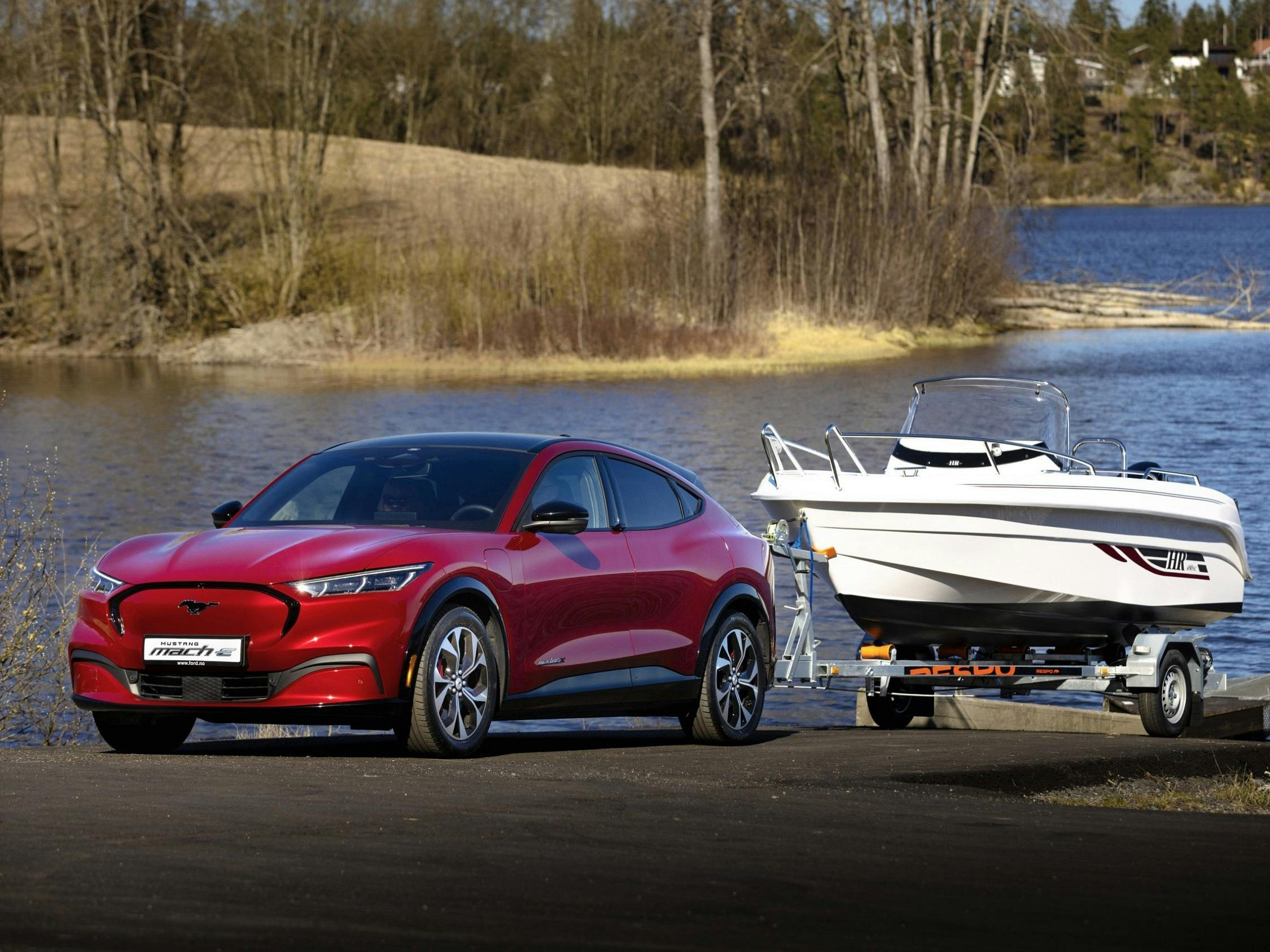 Uitgevoerd als Extended Range - met 91kWh-batterij - mag de Mustang Mach-E een trailer van 1.500 kilo trekken.