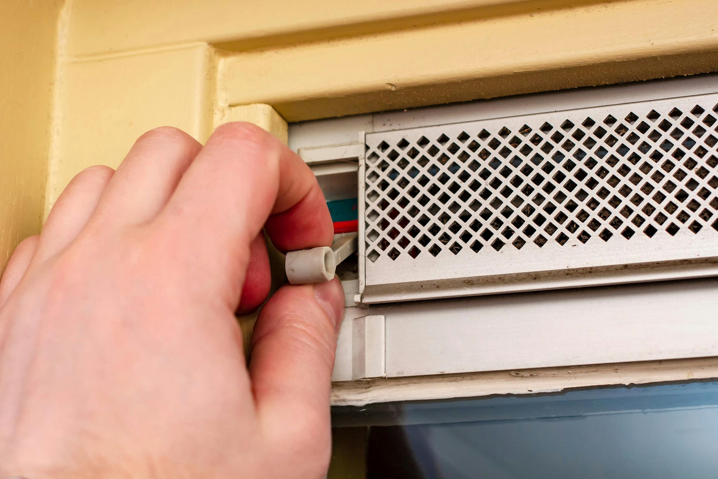 Ventilatierooster dat wordt geopend