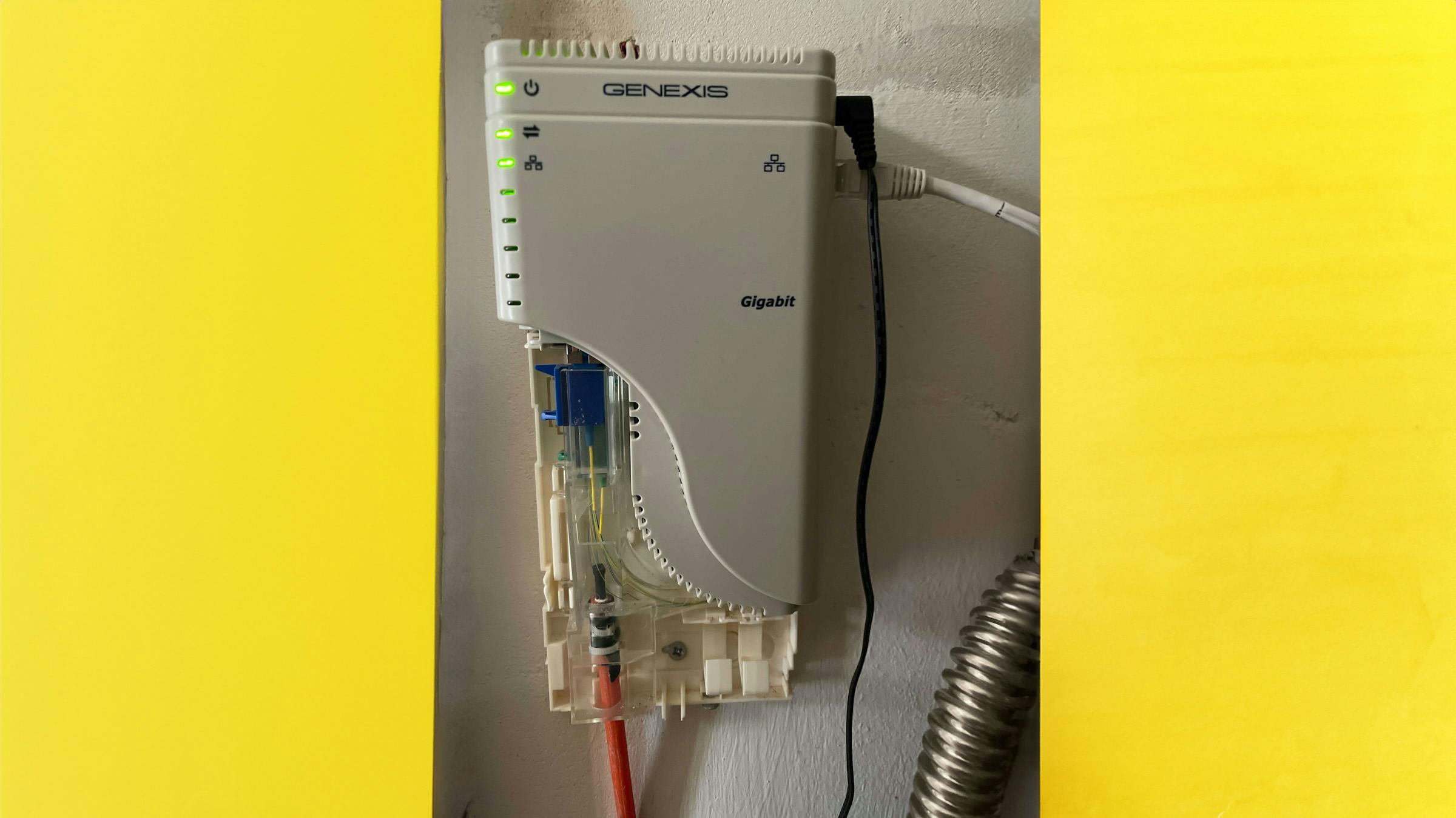 Een glasvezelverbinding wordt afgewerkt met een FTU (hier zonder kapje) waar meestal een NTU voorzien van een standaard netwerkaansluiting op is aangesloten.