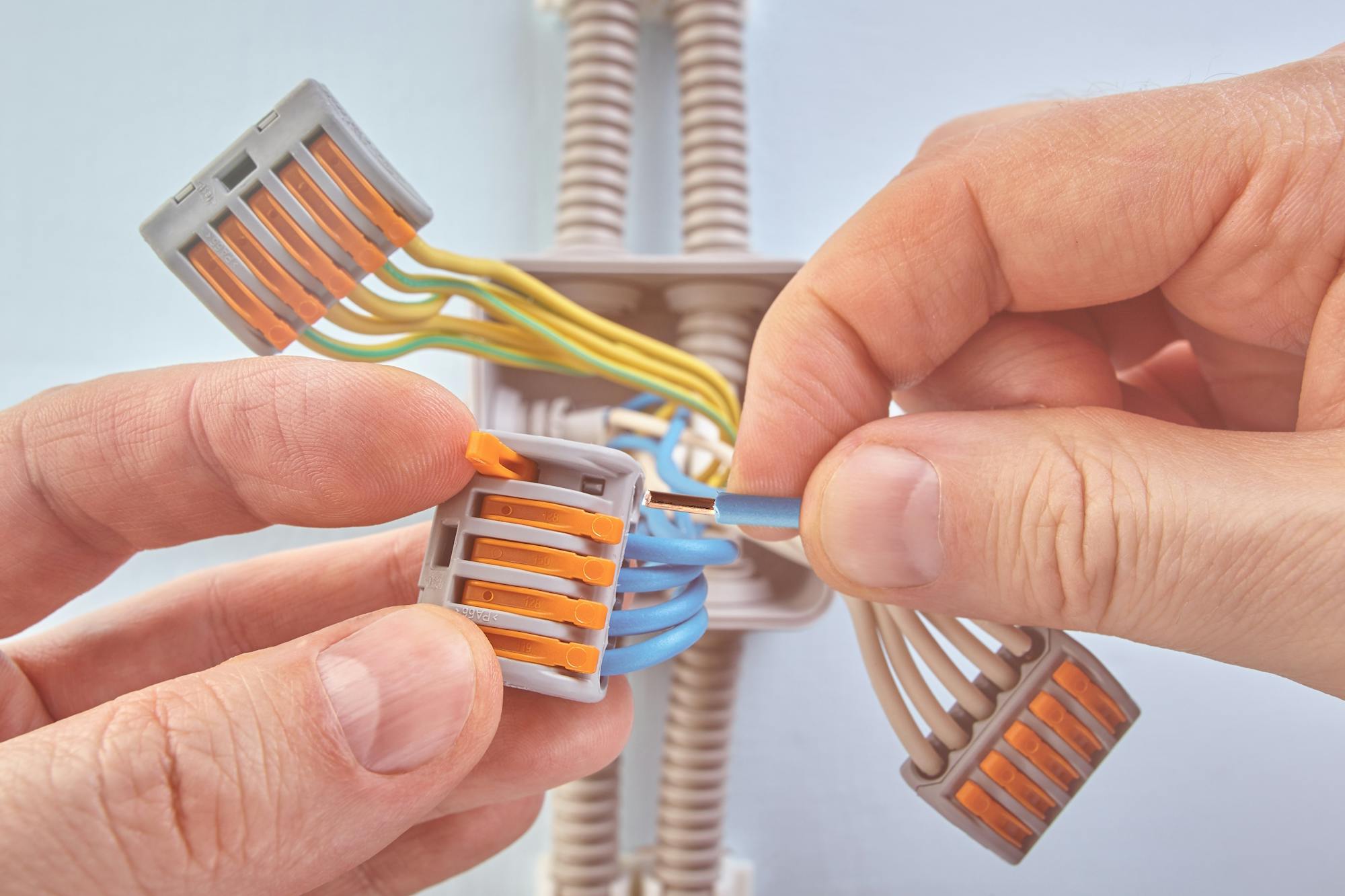 Kabels verbinden voor tuinstopcontact