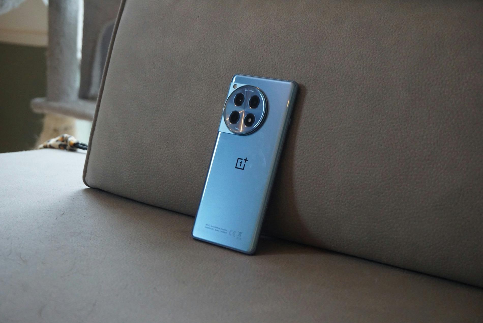 Review OnePlus 12R – Topsmartphone mist wat toeters en bellen