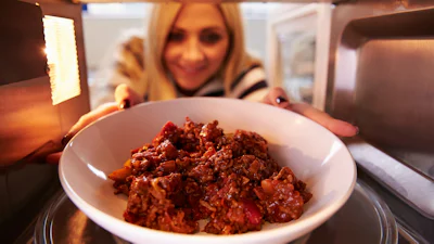 Zo maak je je magnetron schoon met middelen die je al in huis hebt