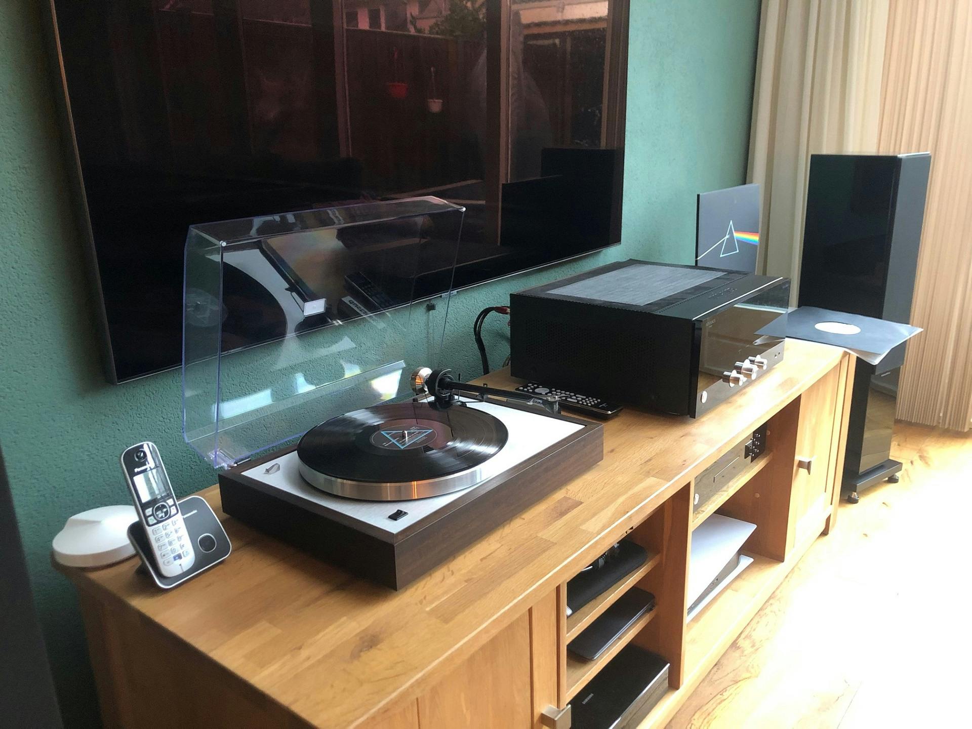 Draaitafel en versterker op meubel