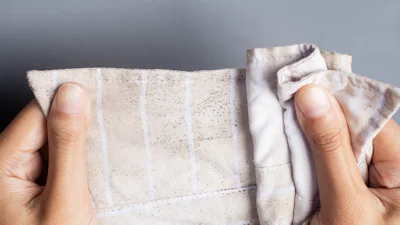 Zo krijg je schimmel uit kleding en textiel