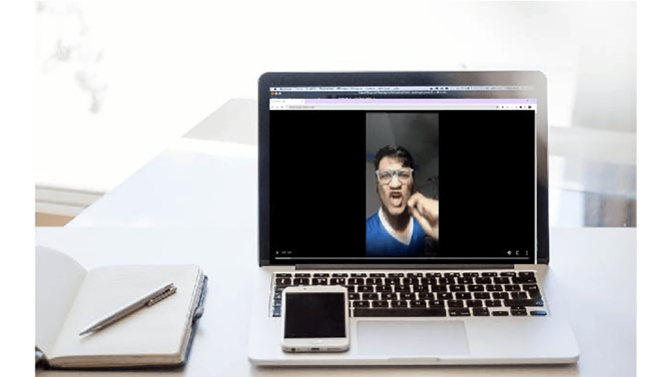 Een boze man schreeuwt je toe.