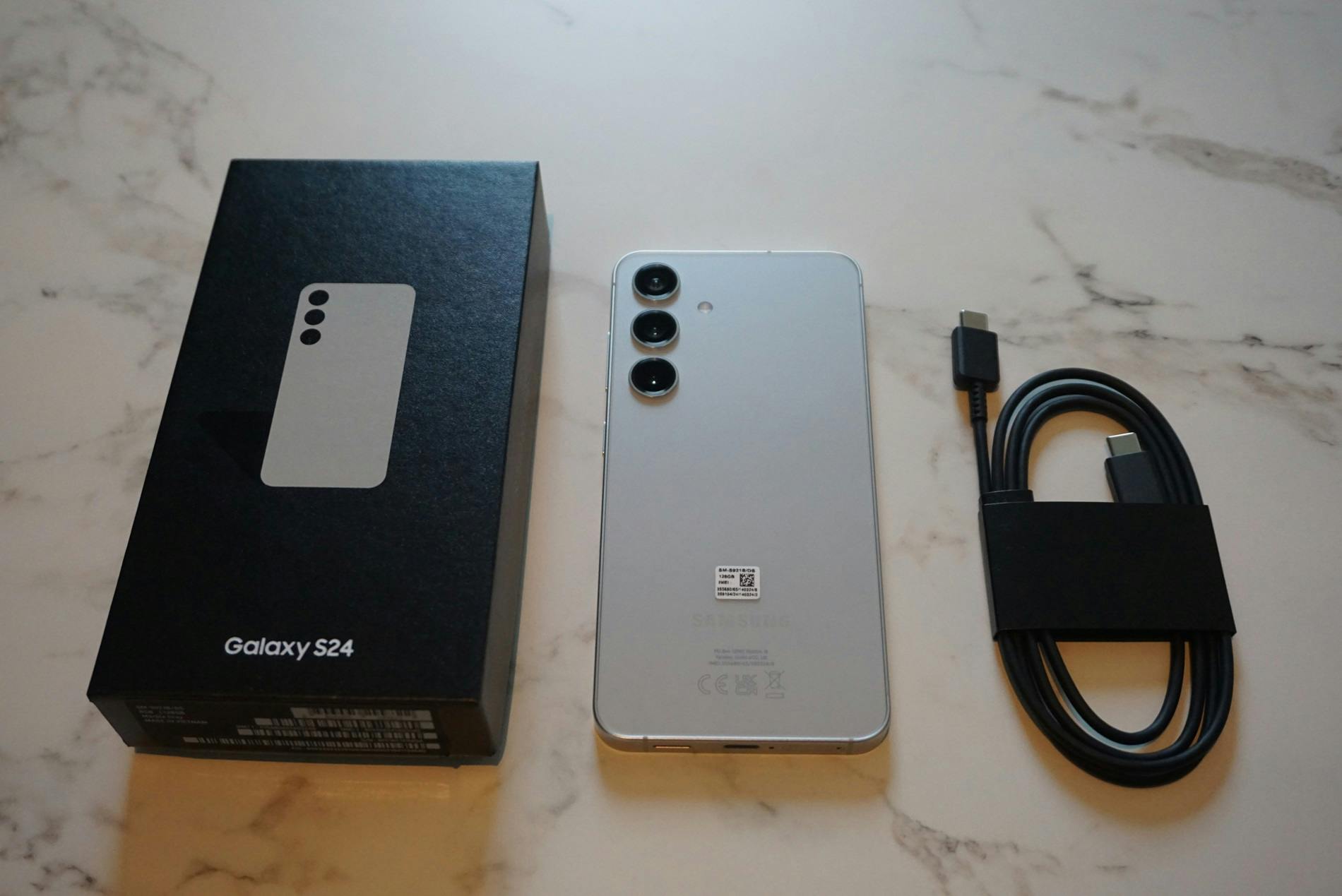 De Galaxy S24 laadt even snel (traag) op als de Galaxy S23 van vorig jaar, en een oplader moet je nog steeds zelf regelen.