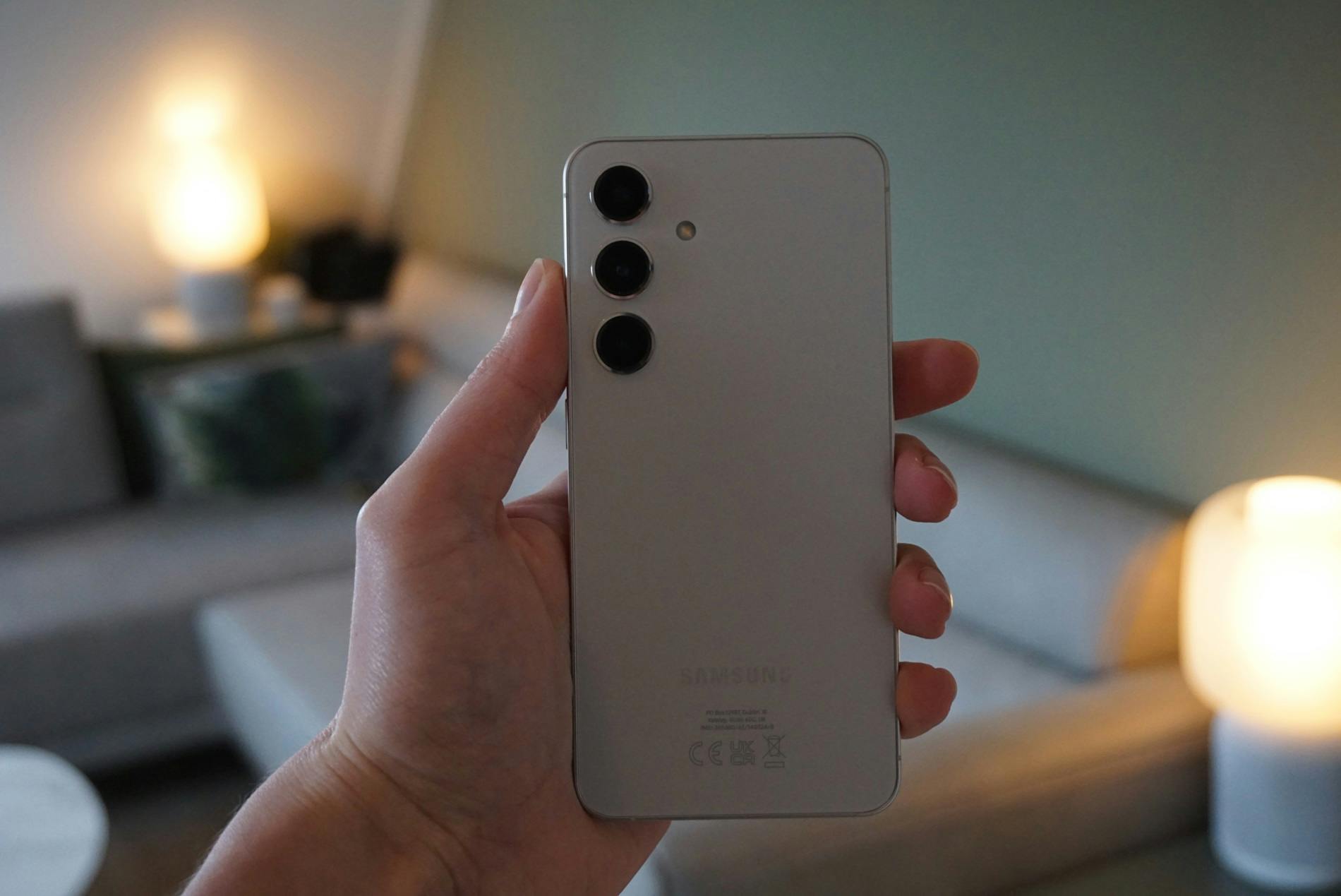 Je kunt de Galaxy S24 redelijk goed met één hand gebruiken.