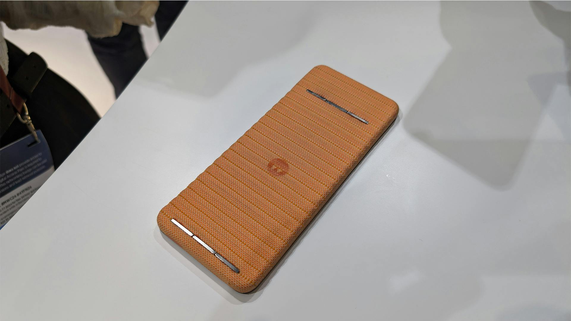 De geribbelde achterkant met knikpunten.