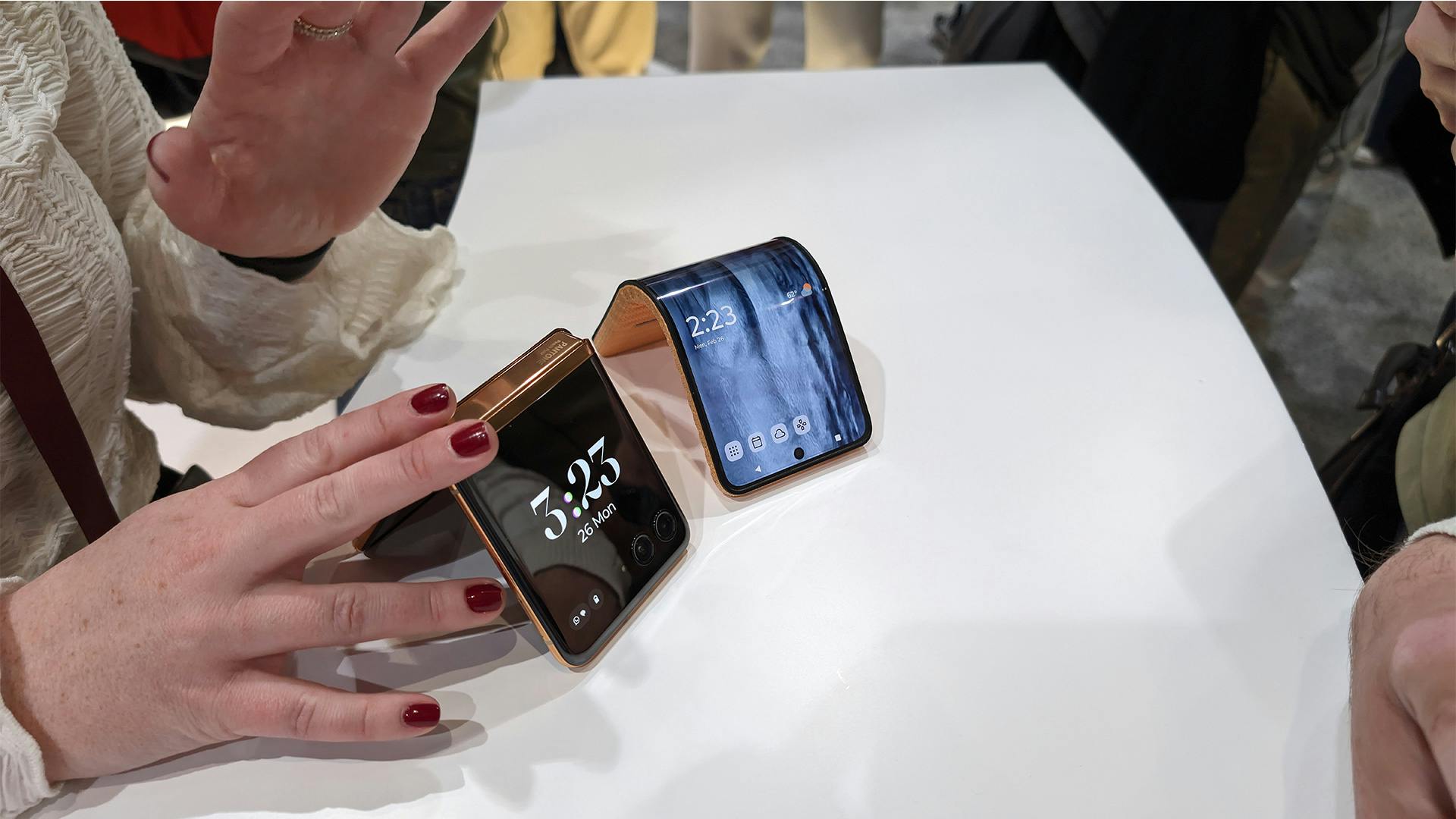 Zo kun je hem goed vergelijken met de Motorola Razr.