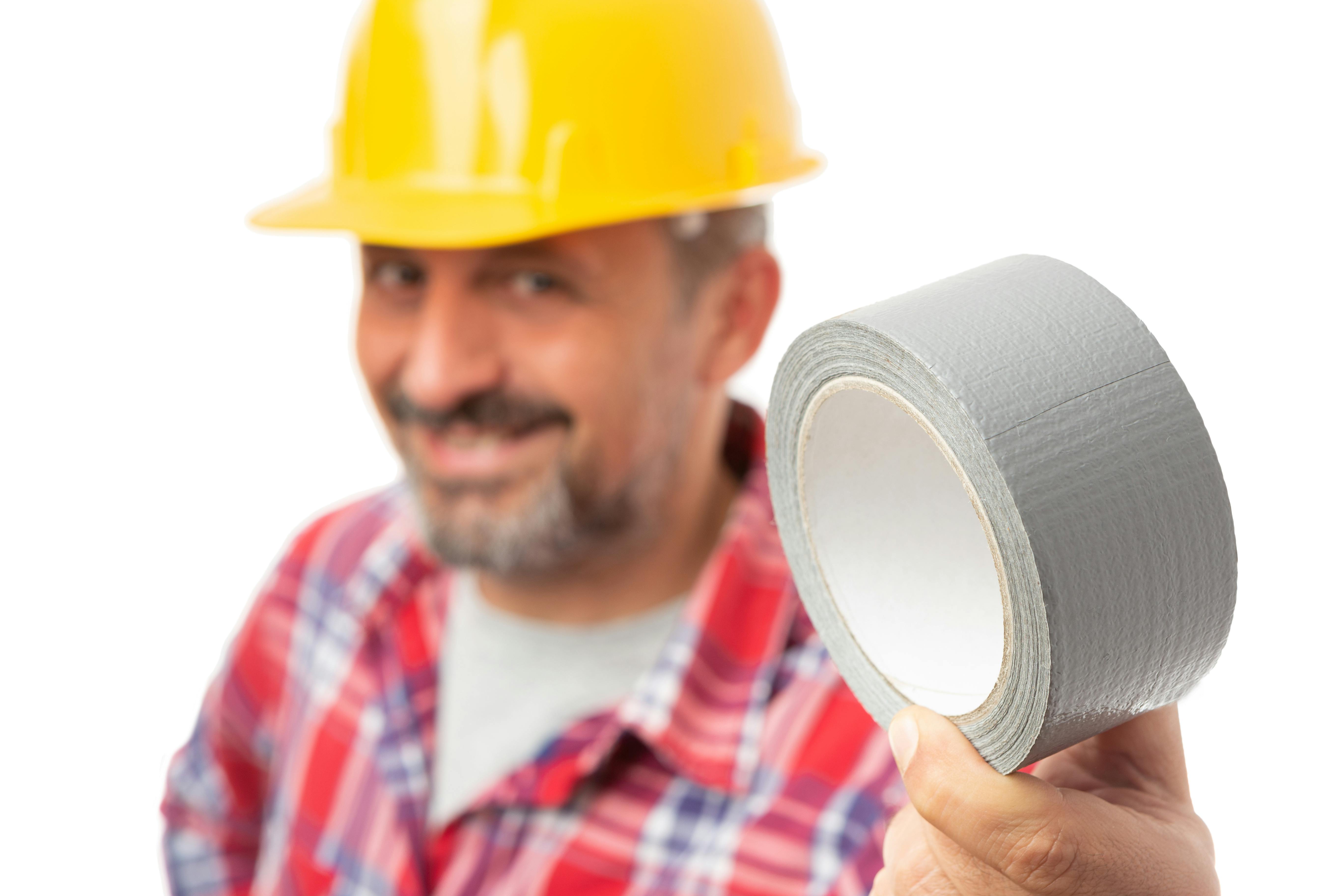 Klusser houdt duct tape vast