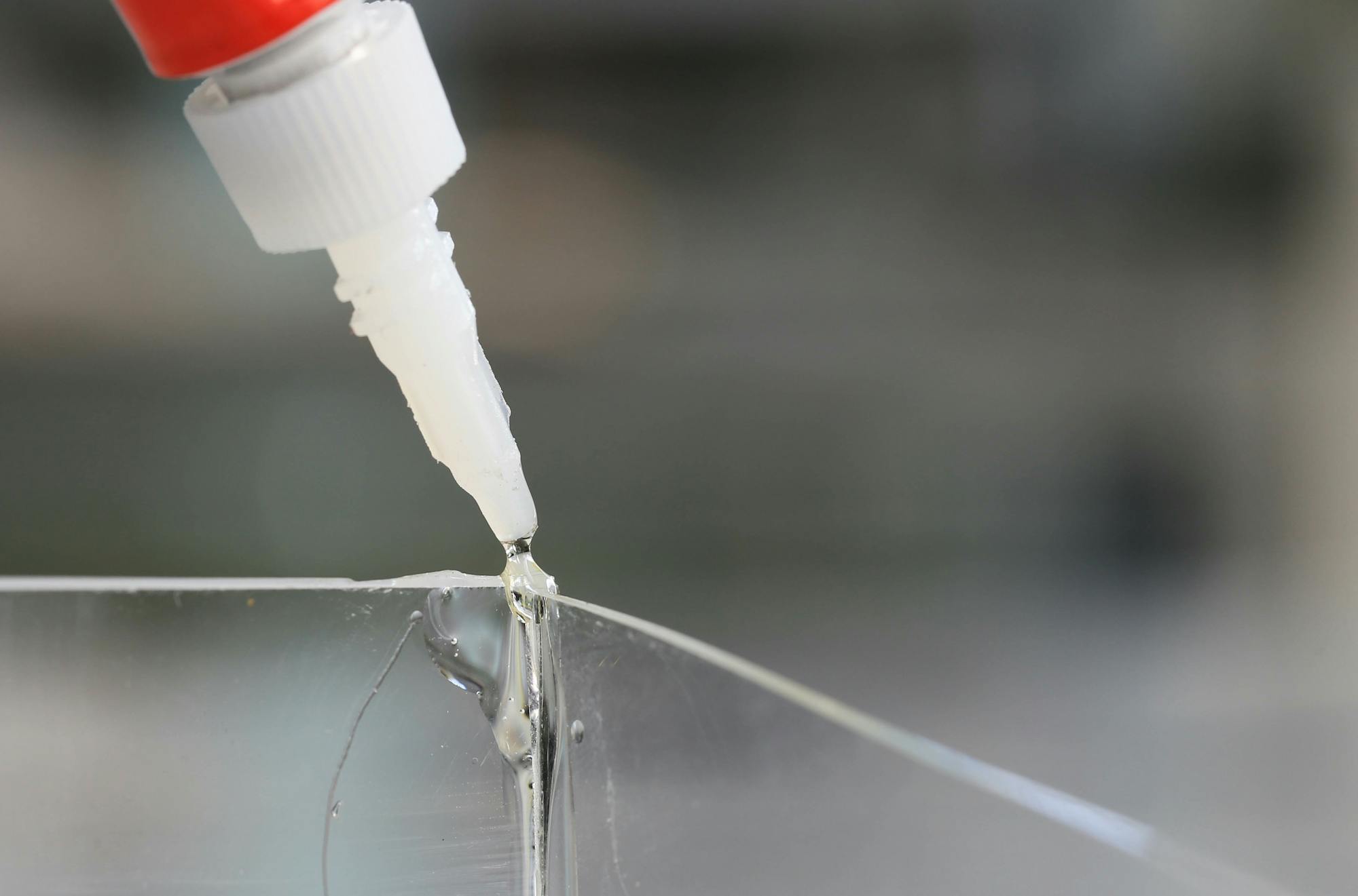 Secondenlijm helpt bij kleine schades