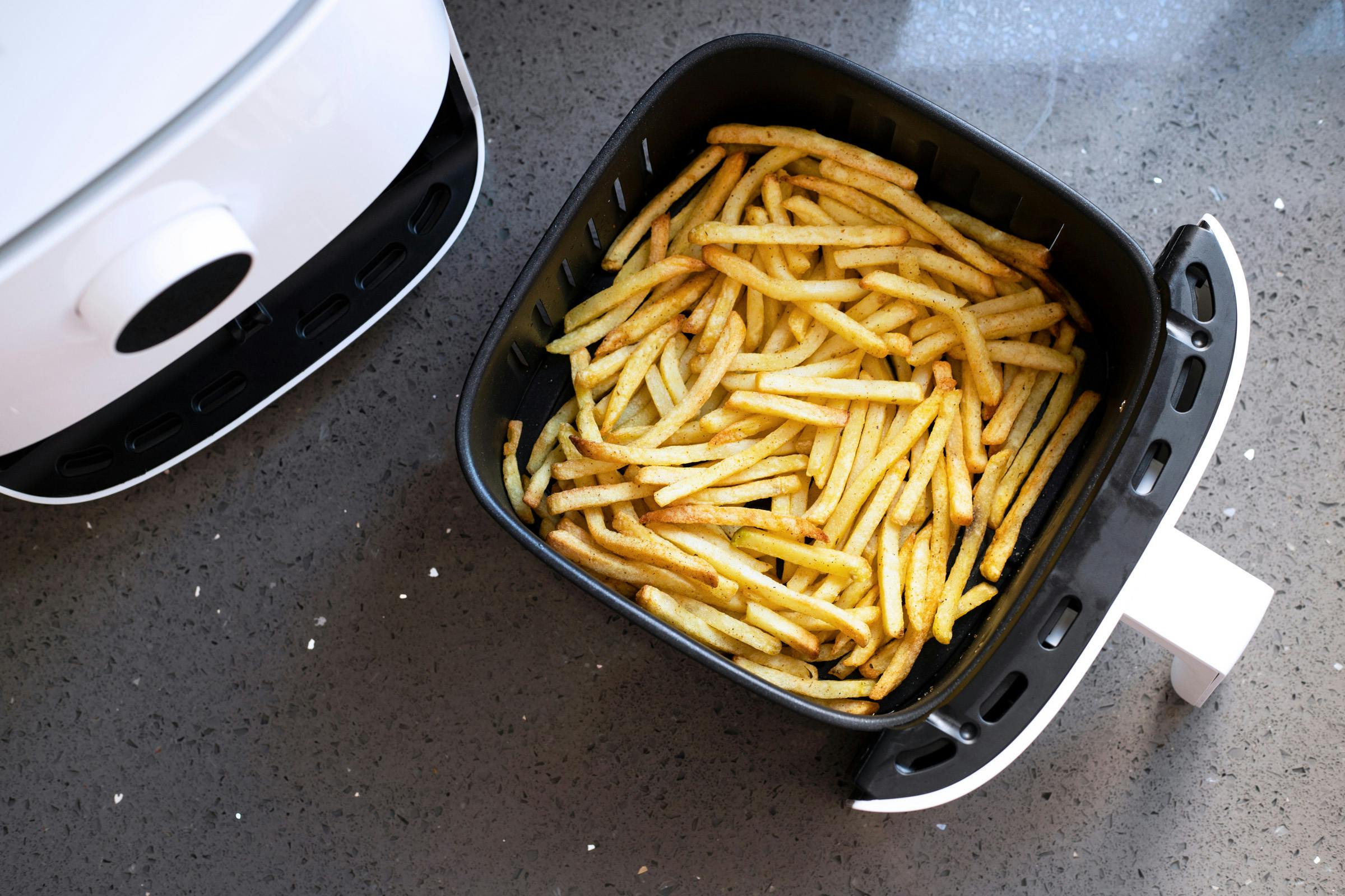 Gebakken frietjes in een airfryer