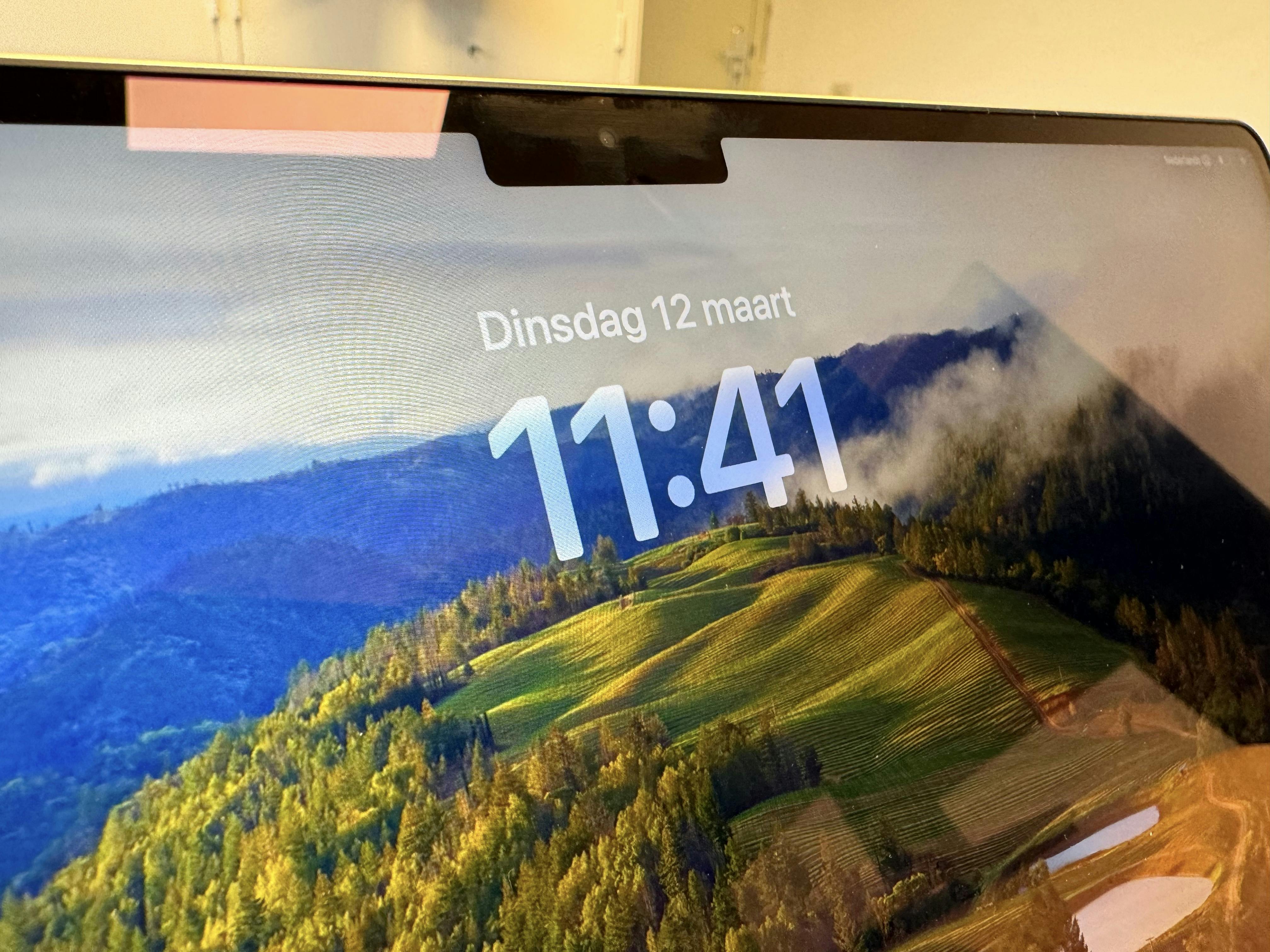 Bovenaan het scherm zit nog steeds een inkeping voor de webcam.