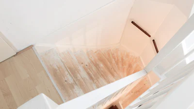 Zelf je trap renoveren: schuren en schilderen