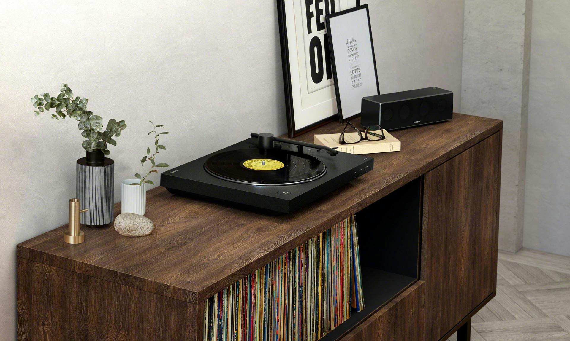 Draaitafel van Sony op platenkast