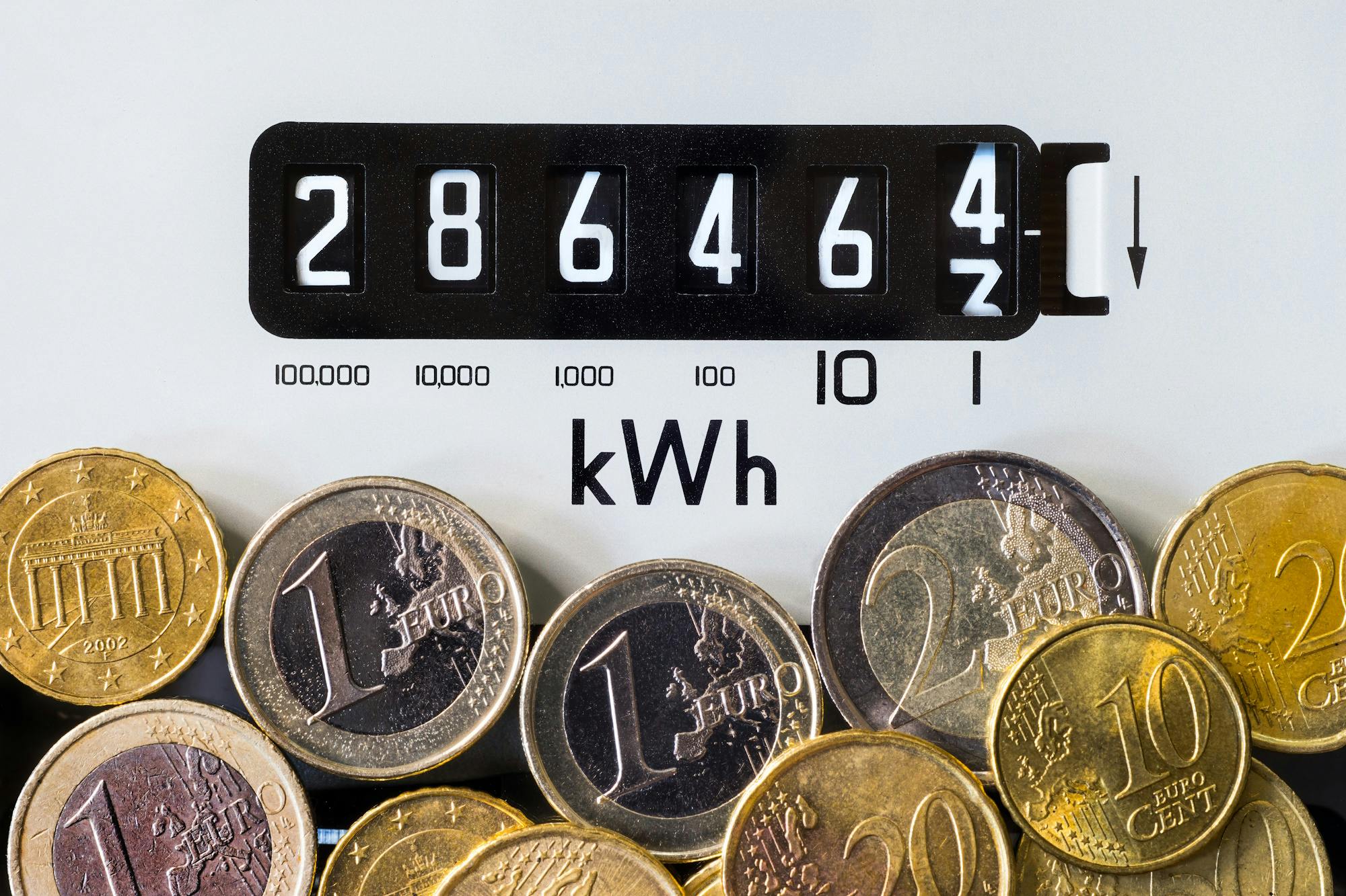 Energiemeter met geld ervoor