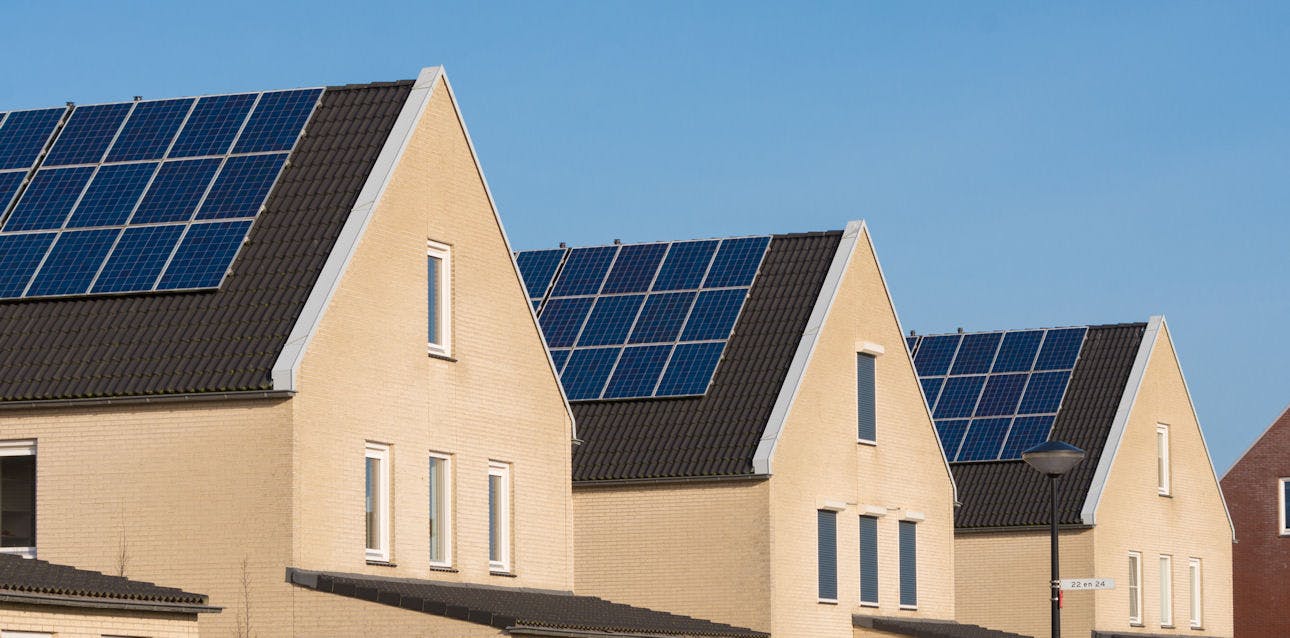 Energieleveranciers niet blij met rapport ACM over extra kosten bij zonnepanelen