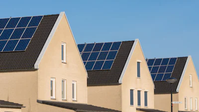 Energieleveranciers niet blij met rapport ACM over extra kosten bij zonnepanelen