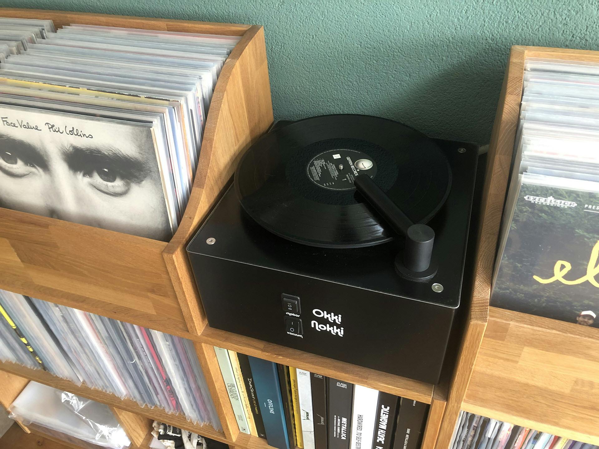 Platenwasmachine op meubel