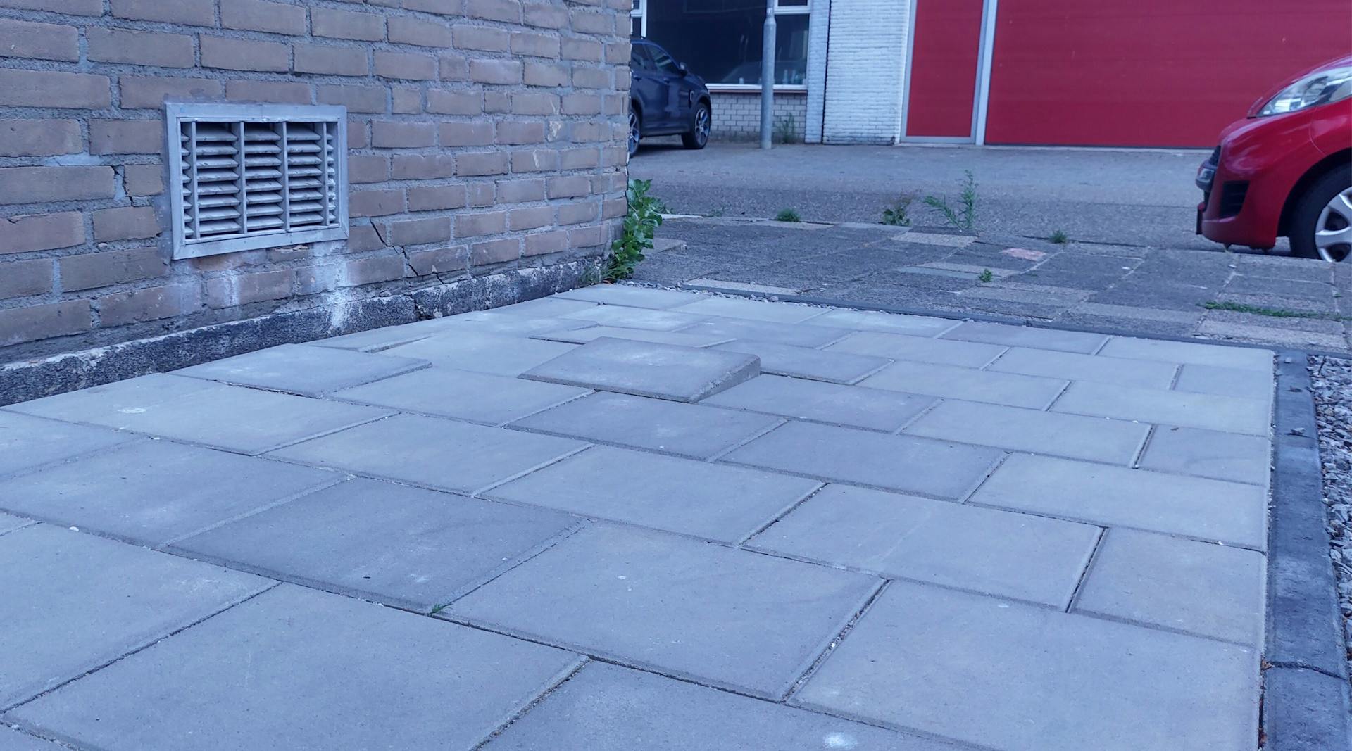 Wortels kunnen ervoor zorgen dat de bestrating omhoog komt.