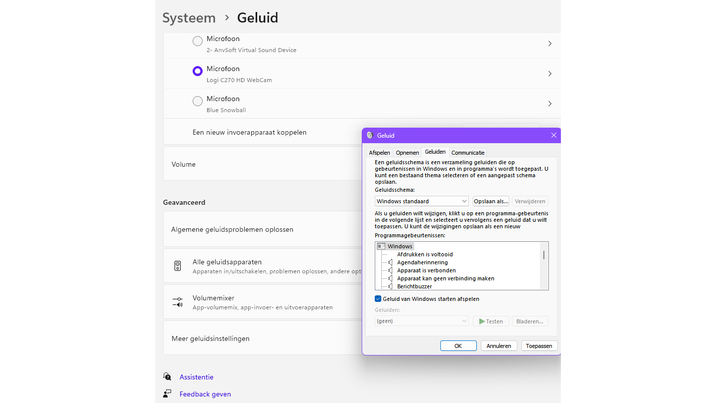 Open het dialoogvenster Geluid op het tabblad Geluiden om eigen (systeem)geluiden in te stellen.