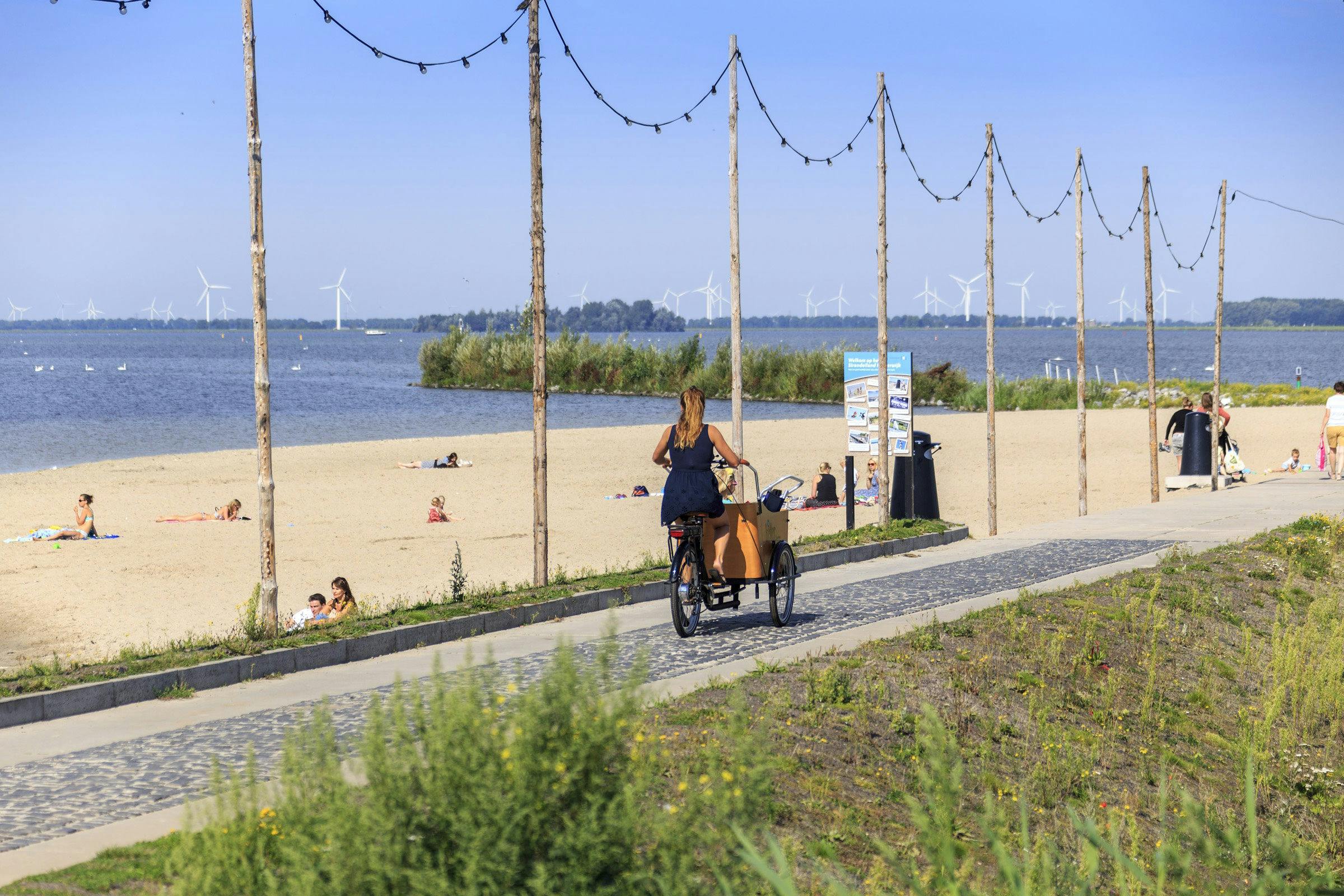 Op de bakfiets langs het strand in Harderwijk