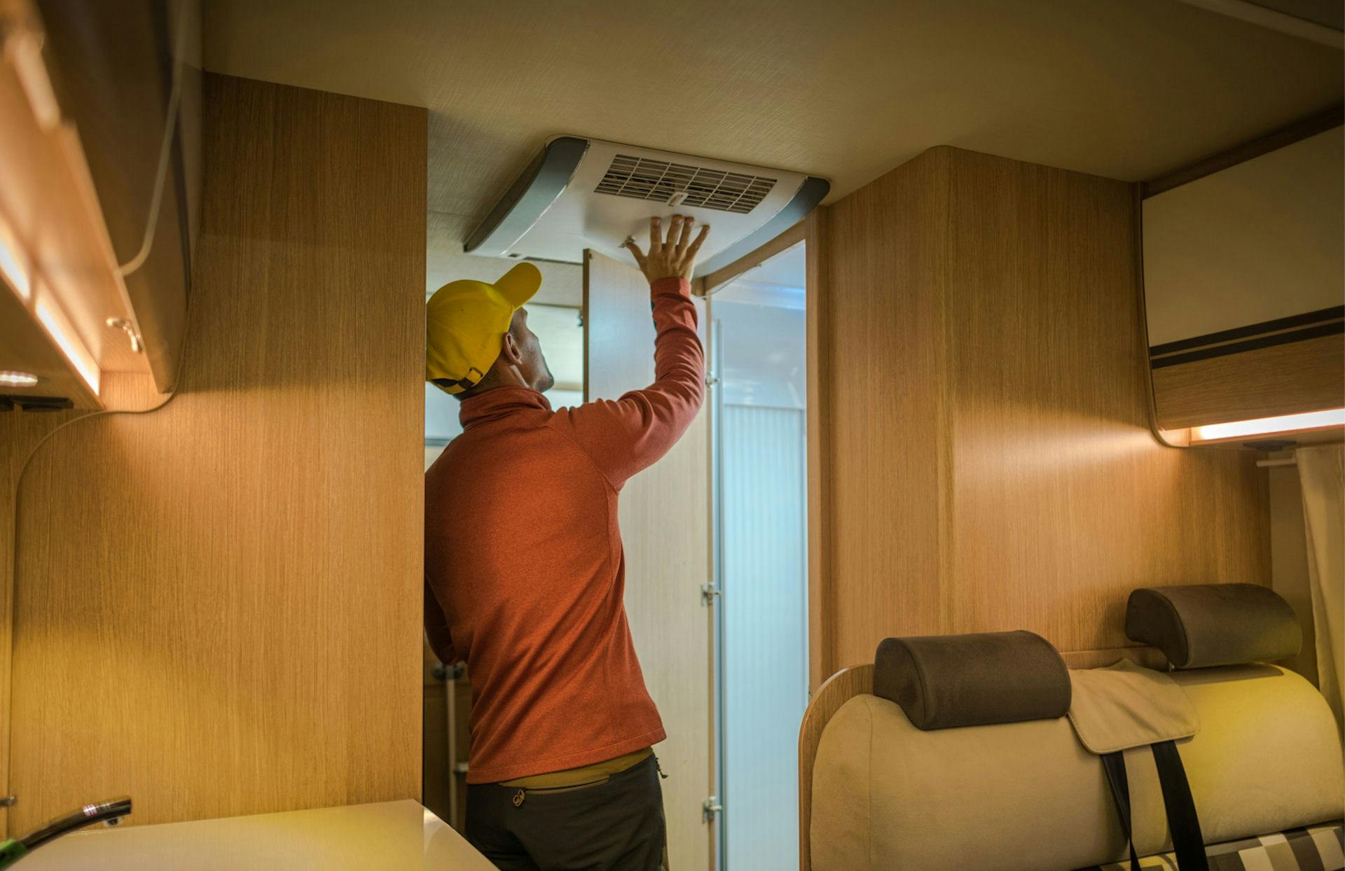 Let er voor het plaatsen goed op dat de plafond-unit niet een deur of kast blokkeert.