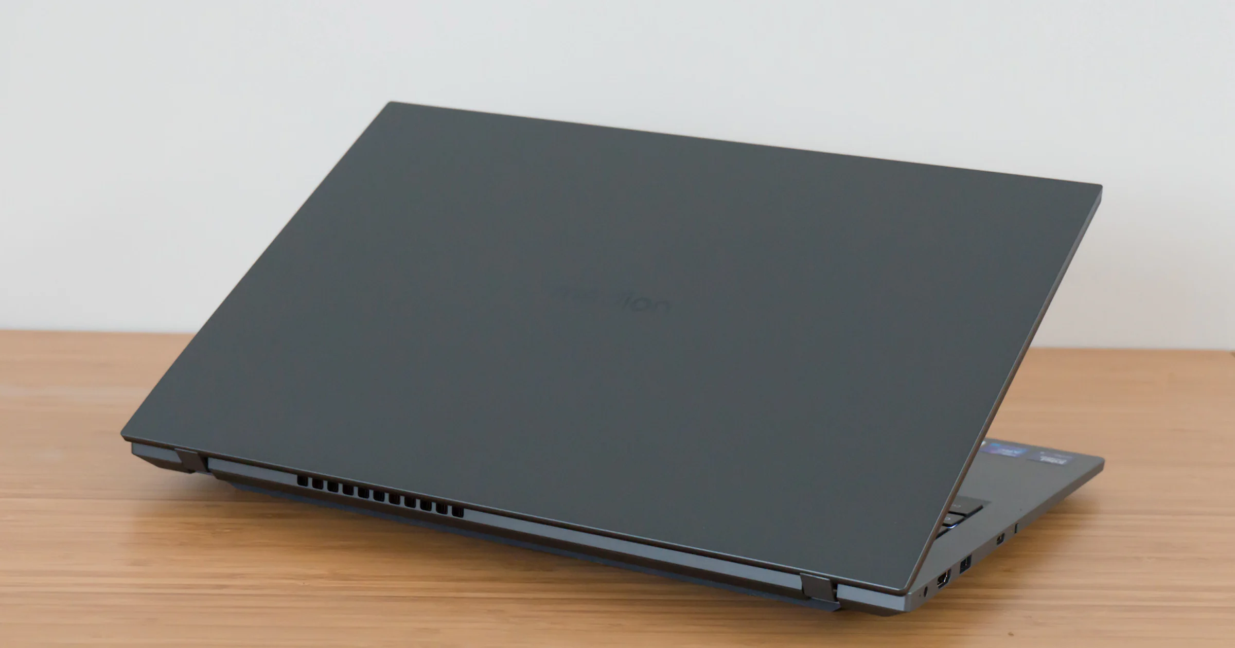 Review Medion E15443 - Snelle processor, beknibbeld op de rest