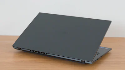 Review Medion E15443 - Snelle processor, beknibbeld op de rest