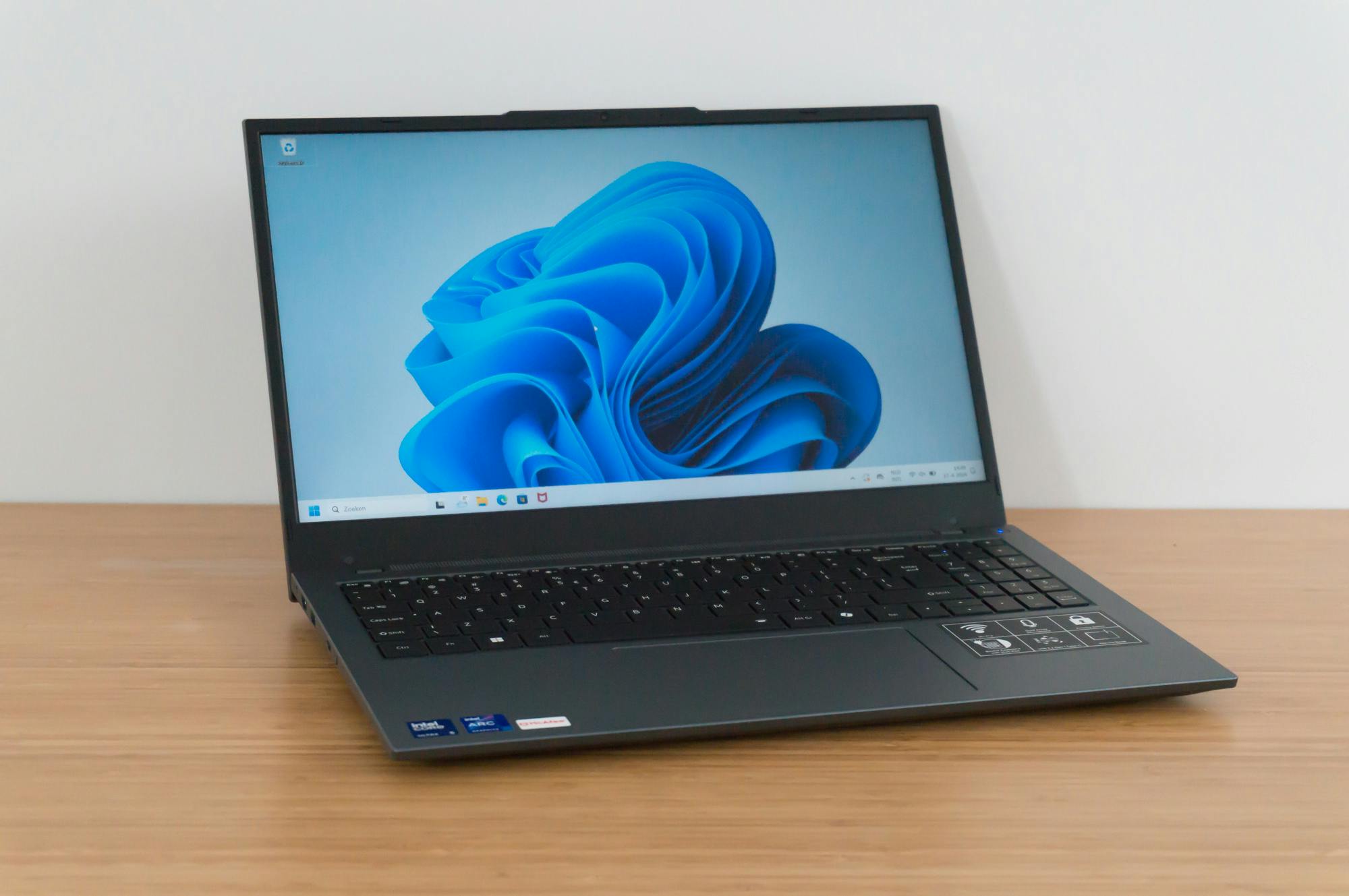 De laptop is strak vormgegeven.