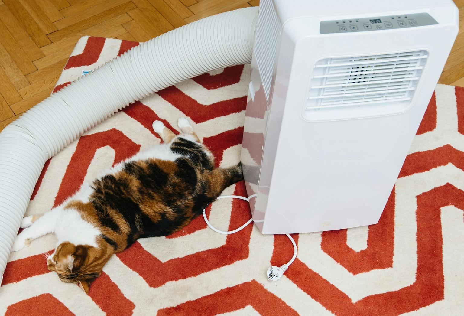 Een mobiele airco is een goedkopere oplossing, maar wat lastiger om te vervoeren en op te bergen.