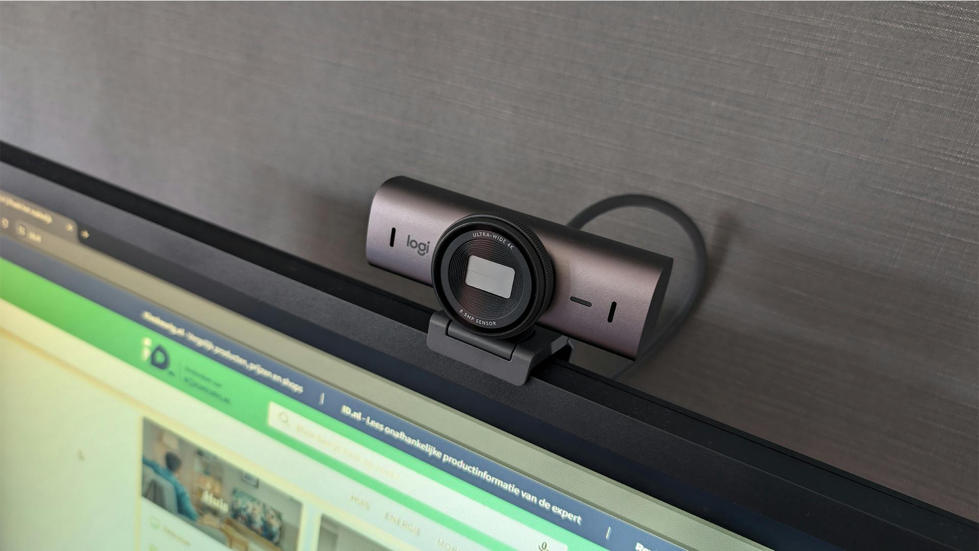 Er zit ook een privacyklepje op deze webcam. Even dichtdraaien en je weet zeker dat niemand meekijkt.