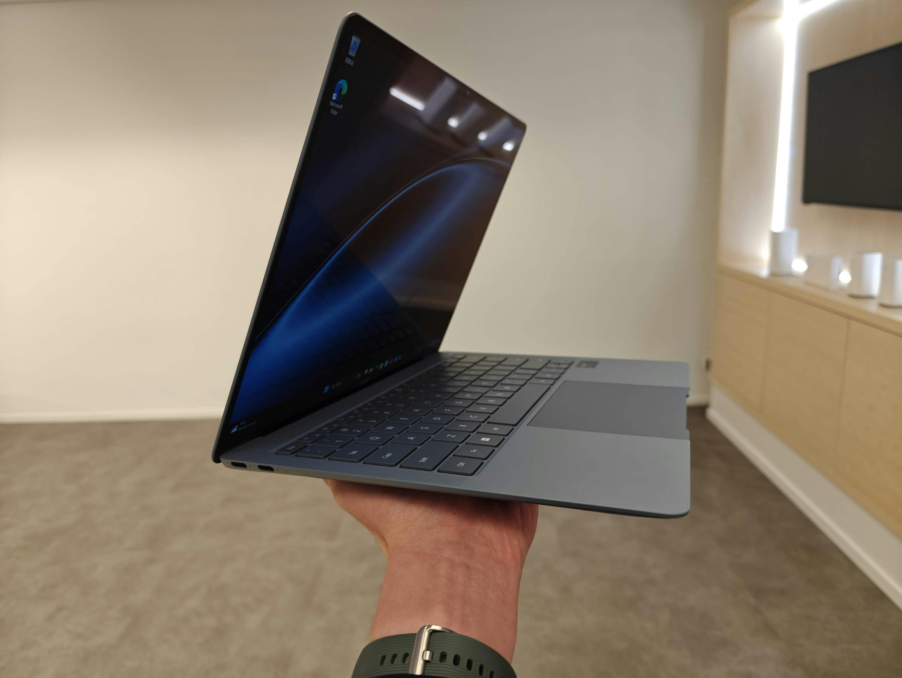 Je tilt de Matebook X Pro makkelijk op met één hand.