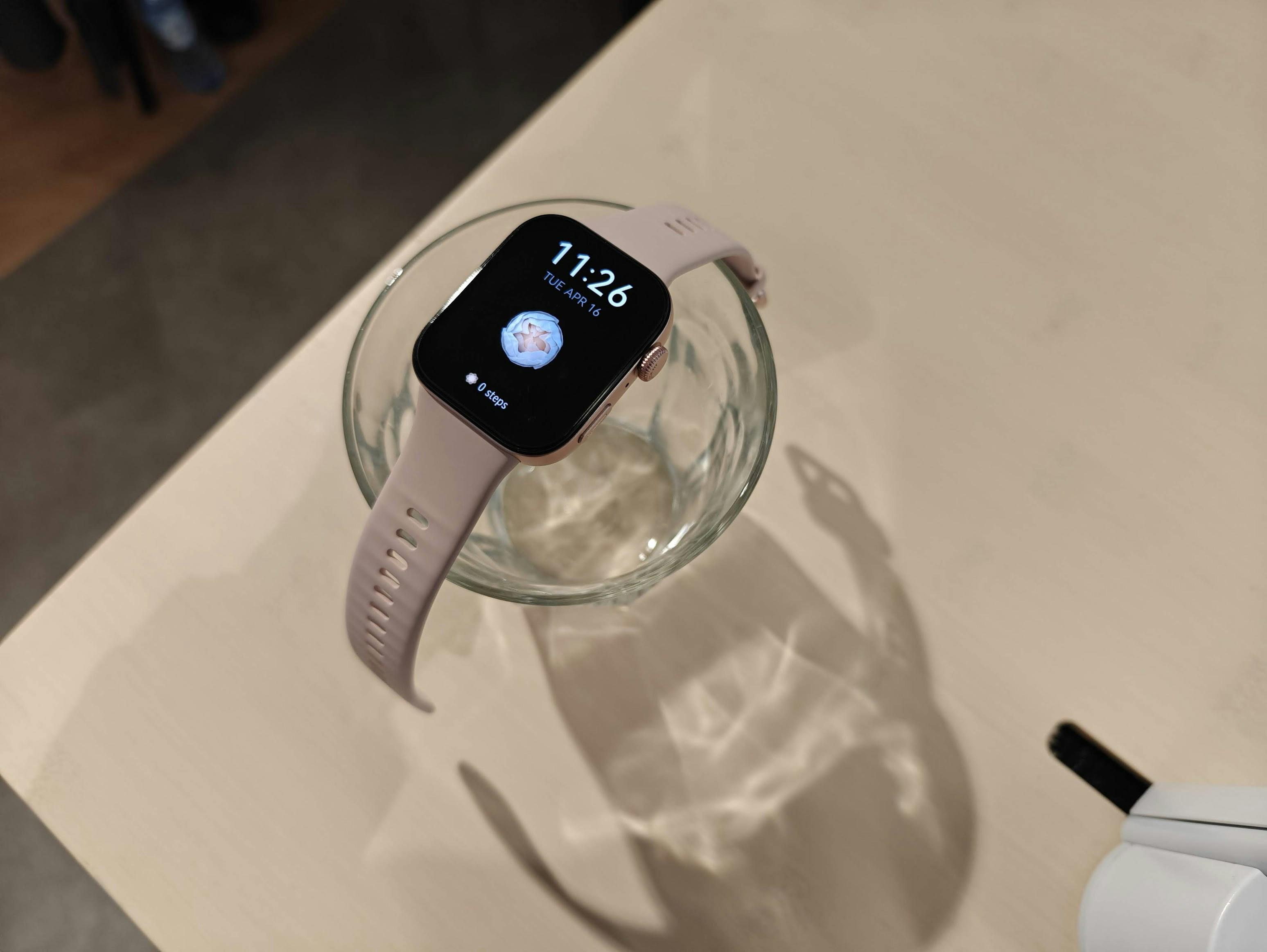 Het horloge lijkt veel op een Apple Watch, maar kost een stuk minder.