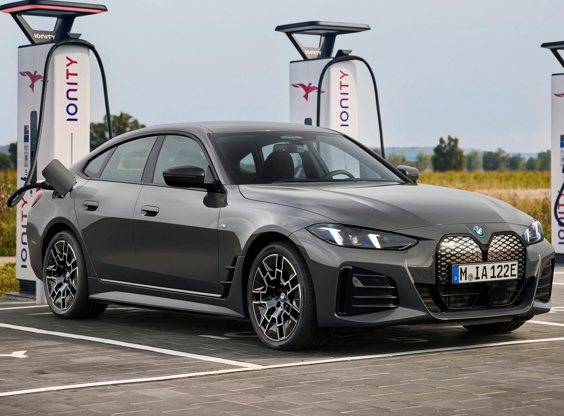 BMW i4 zet in verfijnde vorm de puntjes (niet) op de 'i'