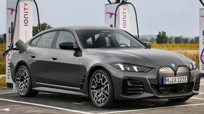 BMW i4 zet in verfijnde vorm de puntjes (niet) op de 'i'
