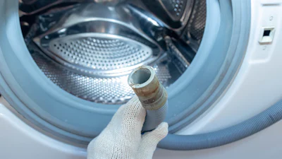 Zelf de afvoerslang van je wasmachine vervangen: zo doe je dat