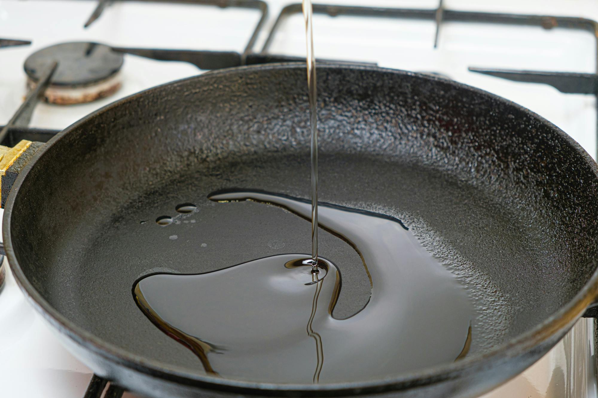 Gietijzeren pan inbranden