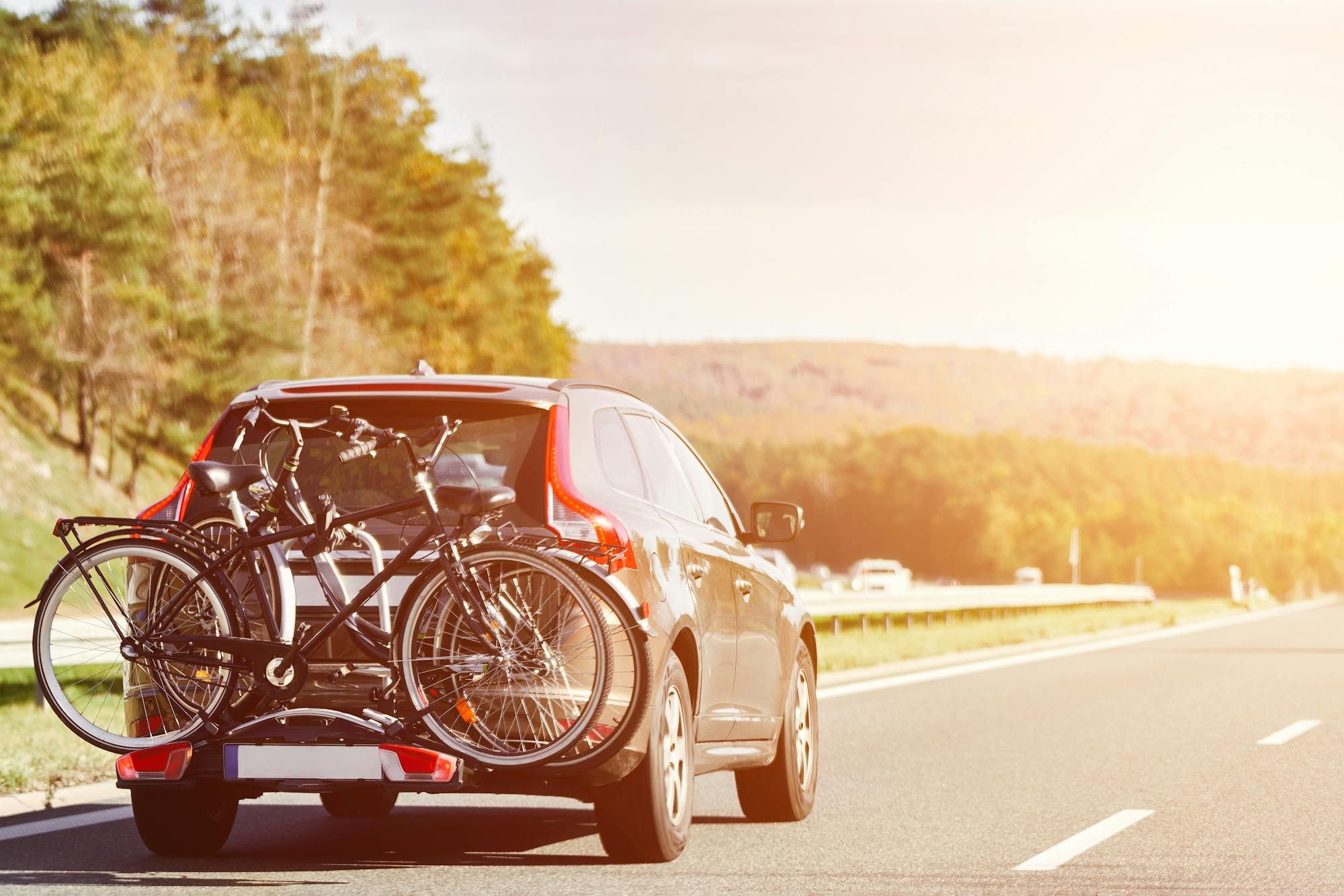 Auto met fietsendrager op weg naar vakantie