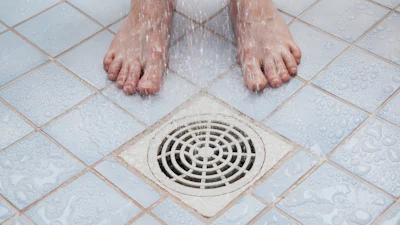 Een frisse douche: zo kom je van een stinkend doucheputje af