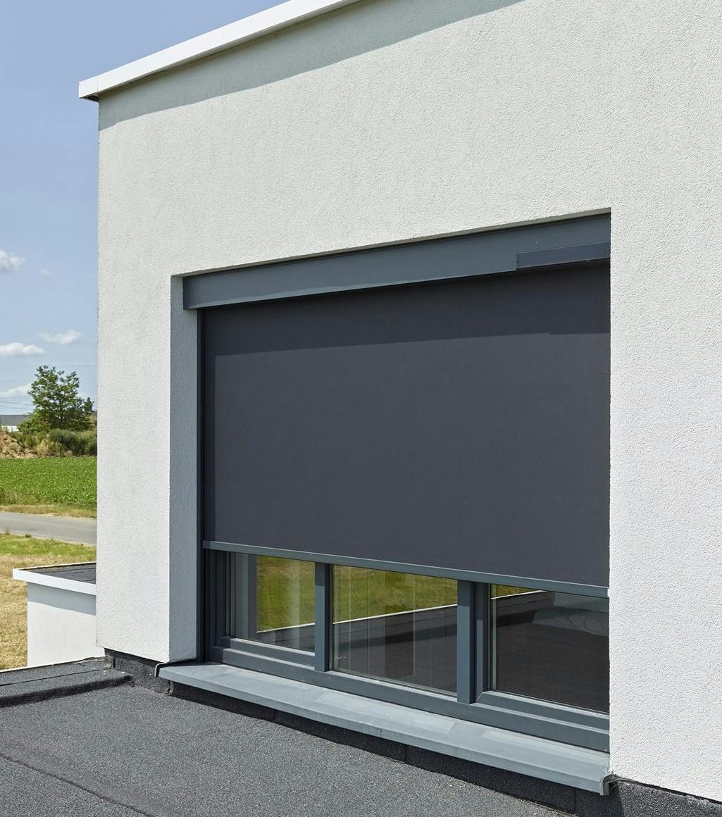 Een screen houdt het direct zonlicht buiten en zorgt voor meer privacy. (foto: www.suys.euhttp://www.suys.eu)