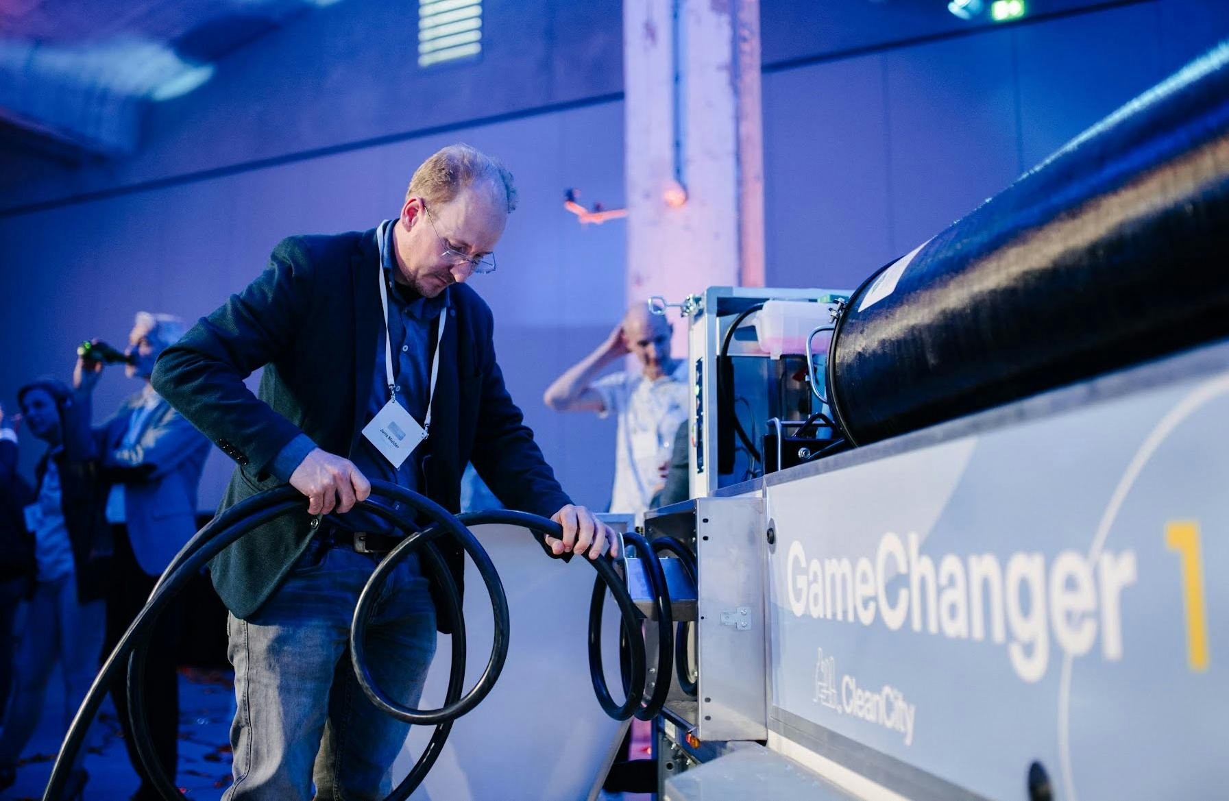 Mobiele generator op waterstof laadt EV's op iedere plek op 